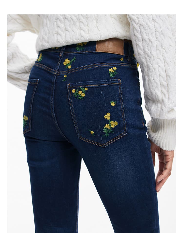 スキニーパンツ 花柄刺繍入りスキニーデニム