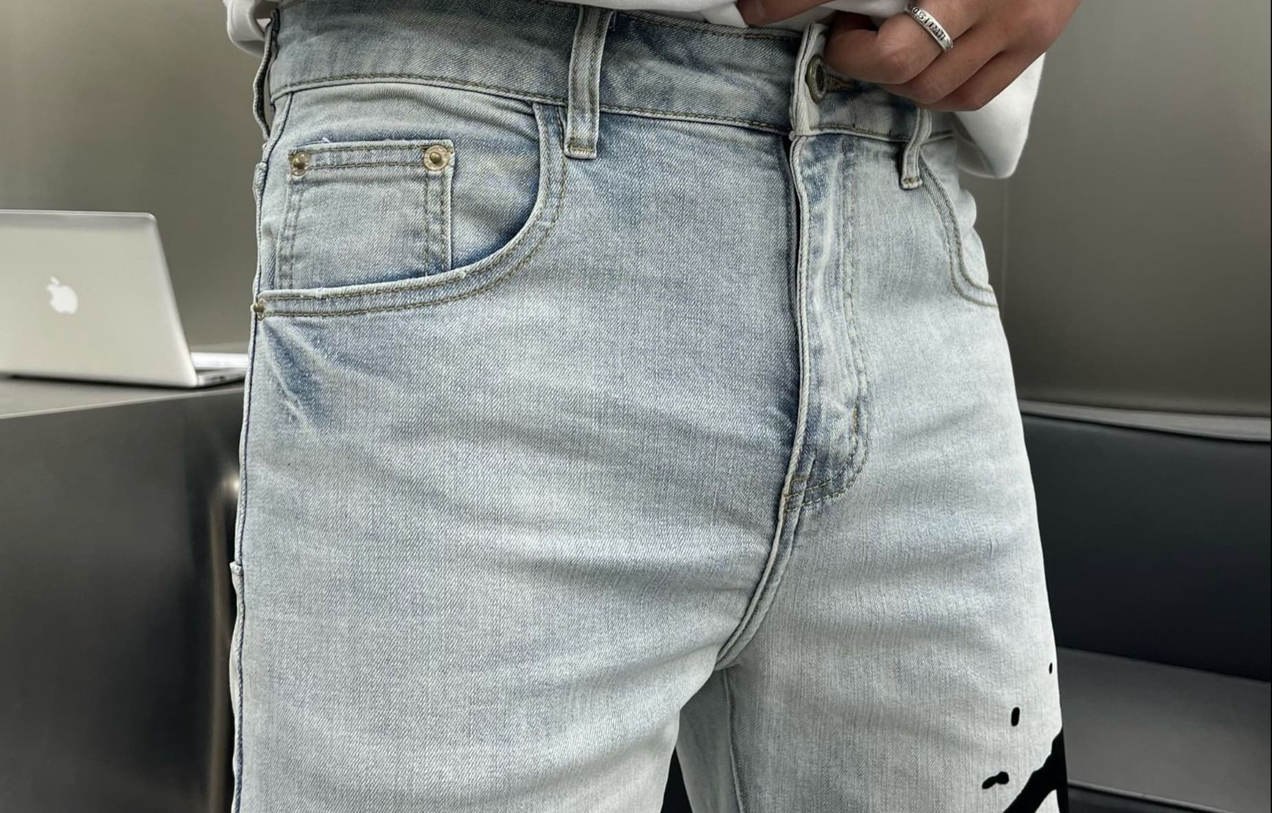 スキニーパンツ サイドロゴ入りスキニーデニム