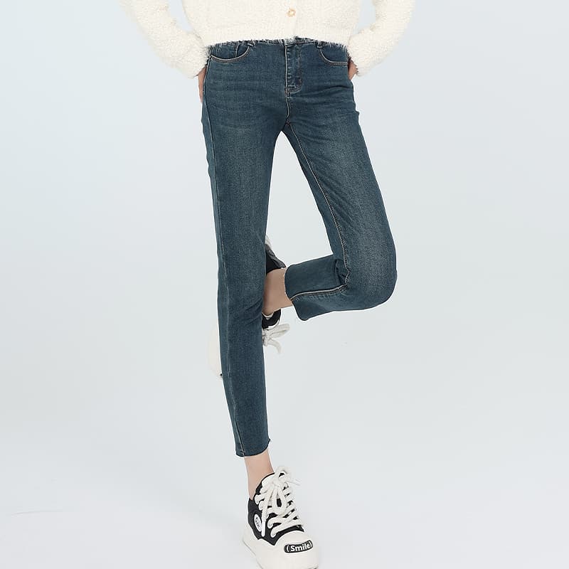 ストレッチ素材のすっきりスキニーパンツ